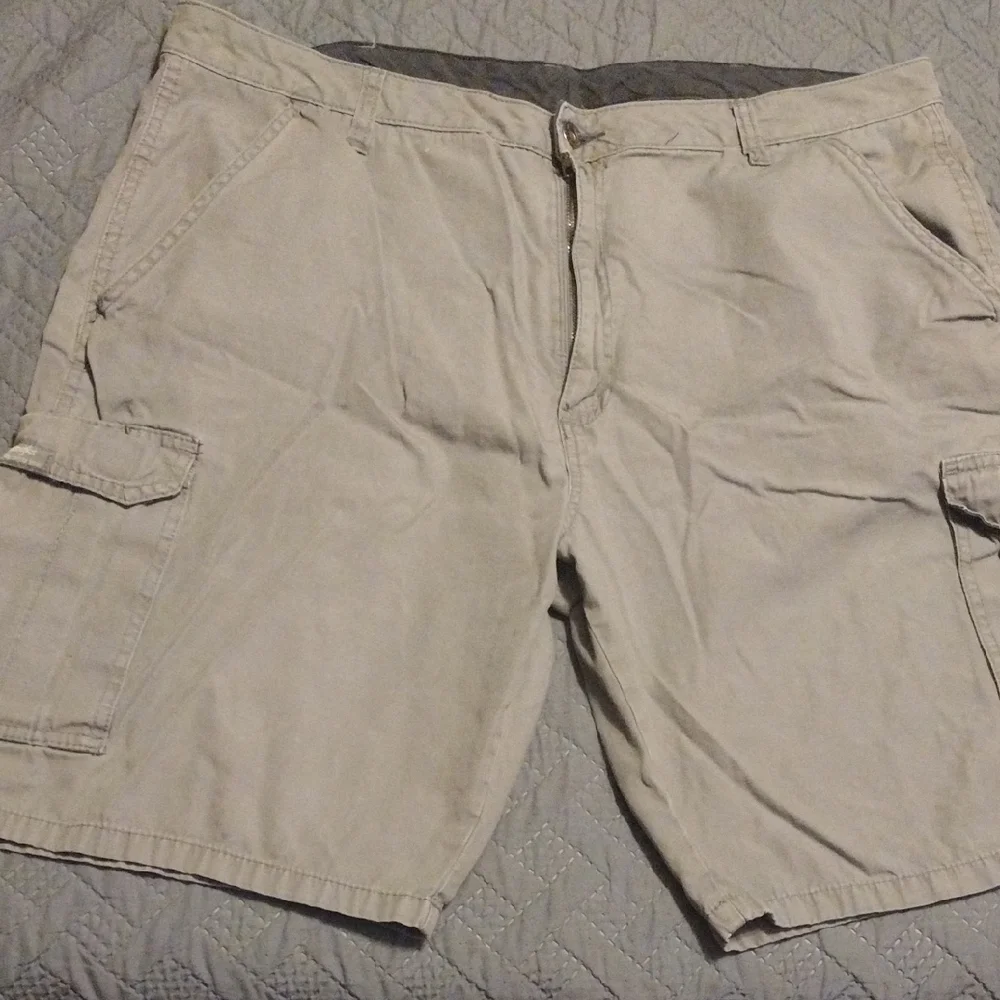 Wrangler Men's Tan Cargo Shorts​​